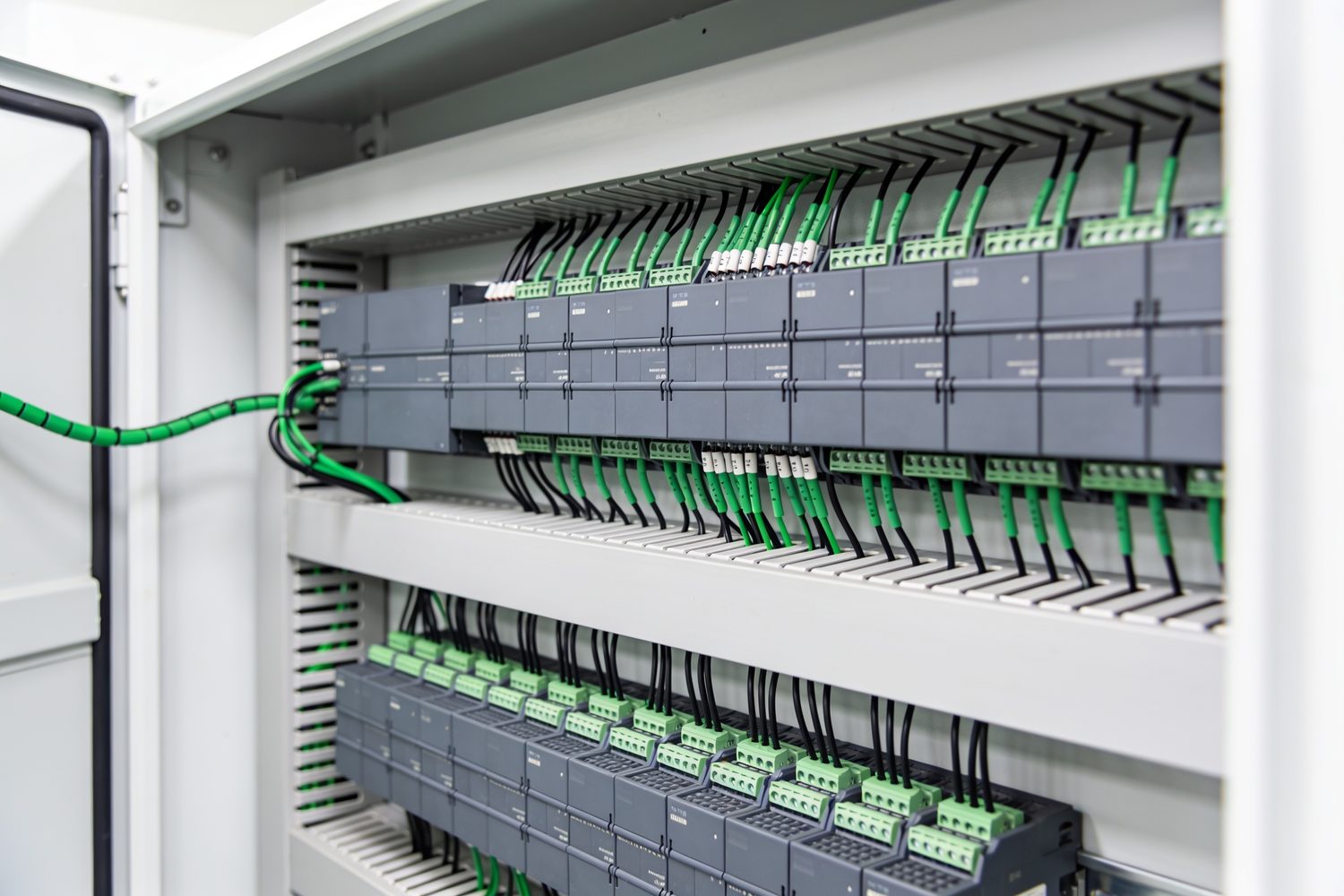 Busmodule auf Hutschienen im Schaltschrank