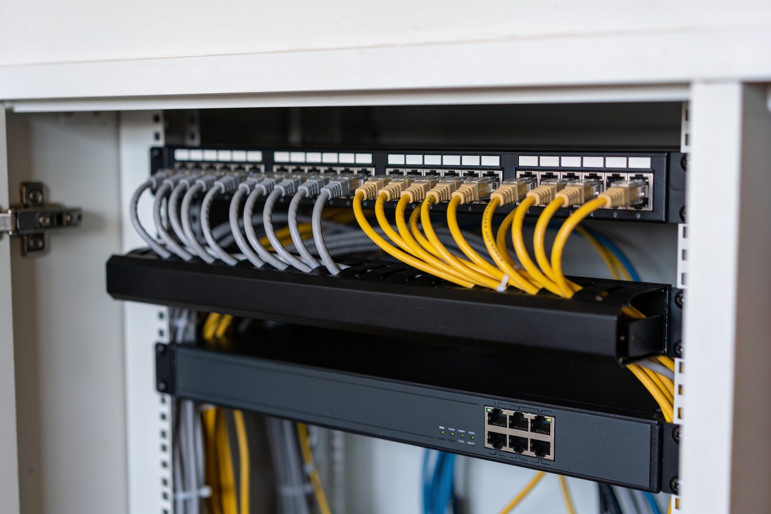 Netzwerkverteiler mit sauber gelegten Patchkabeln
